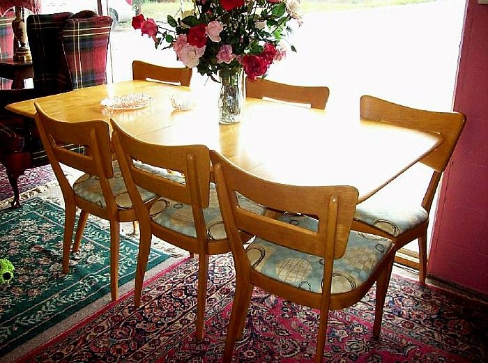 VINTAGE HEYWOOD WAKEFIELD DINING ROOM SET, TABLE, 2 LEAVES & 6 DOGBONE 