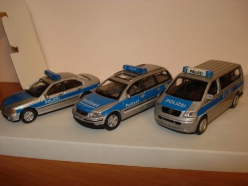 Volkswagen T5 + VW Passat + BMW 5 Cararama 1/72 Polizei play set 