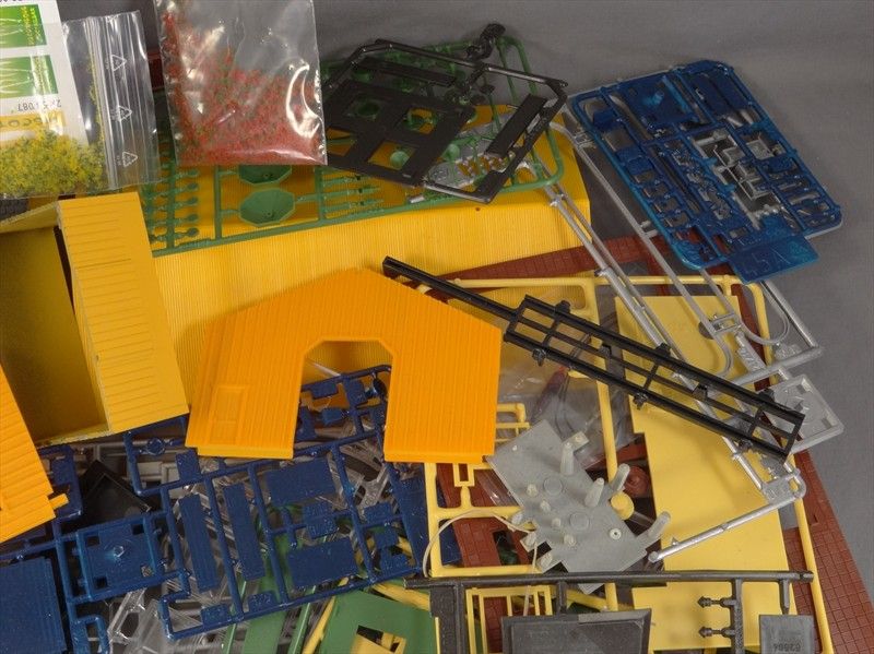   LOT   BUILDING STRUCTURE PLASTIC PARTS   KIT BASHING   WYSIWYG  