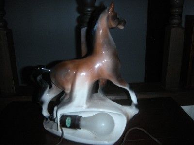 VINTAGE PORCELAIN HORSE STALLION ON BOULDER TV LAMP  