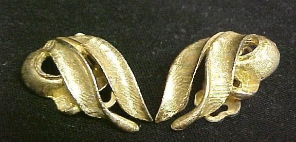 Vintage Avon Gold Swirl Leaf Clip Back Earrings Mint  