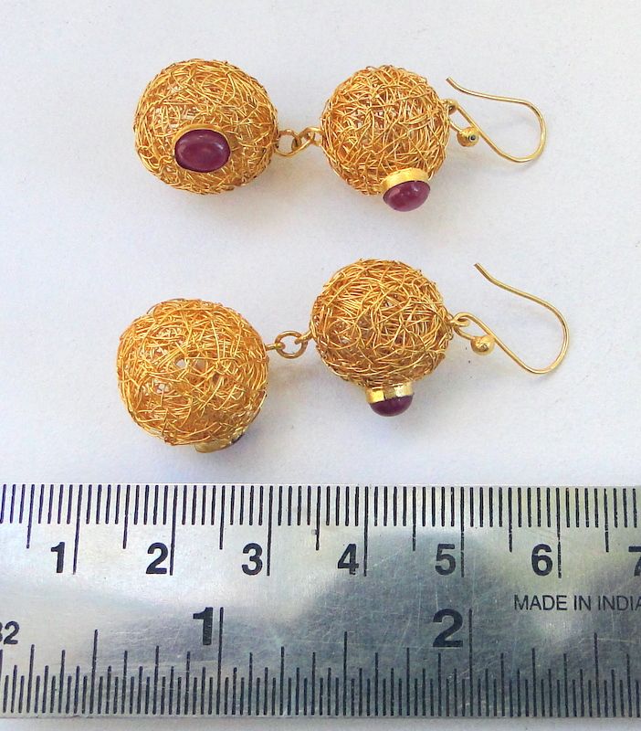 18 KARAT SOLID GOLD RUBY GEMSTONE SATED DESIGNER DANGLE EARRING PAIR 