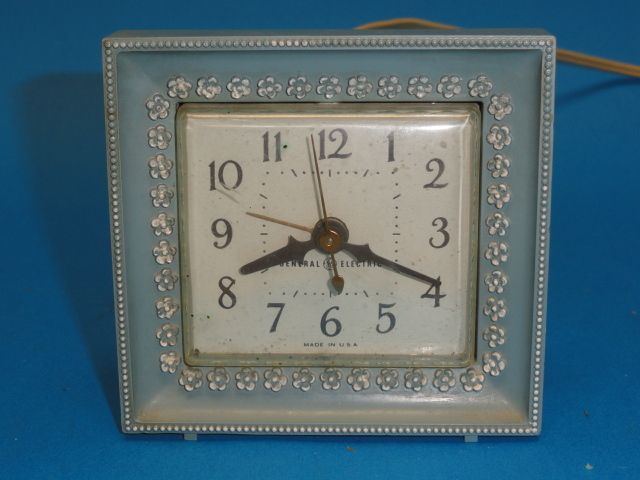 VINTAGE GENERAL ELECTRIC TURQUOISE MANTLE ALARM CLOCK  