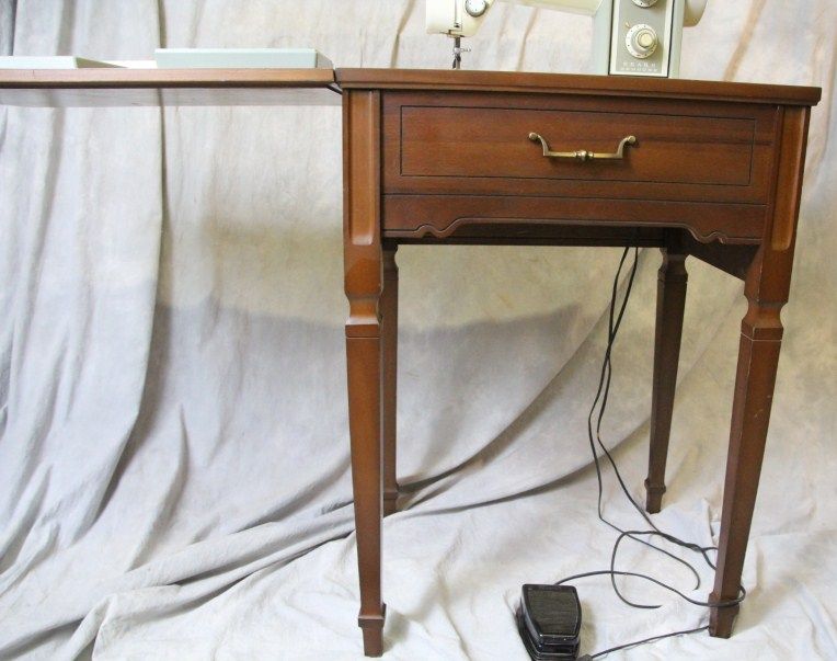 L254  KENMORE SEWING MACHINE WITH TABLE  