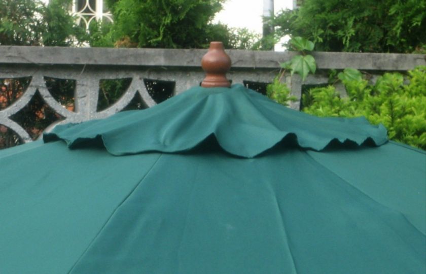 FT.MARKET PATIO UMBRELLA HUNTER GREEN BRAND NEW  